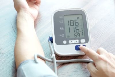 Blutdruckmessgerät zeigt normalen Blutdruck an